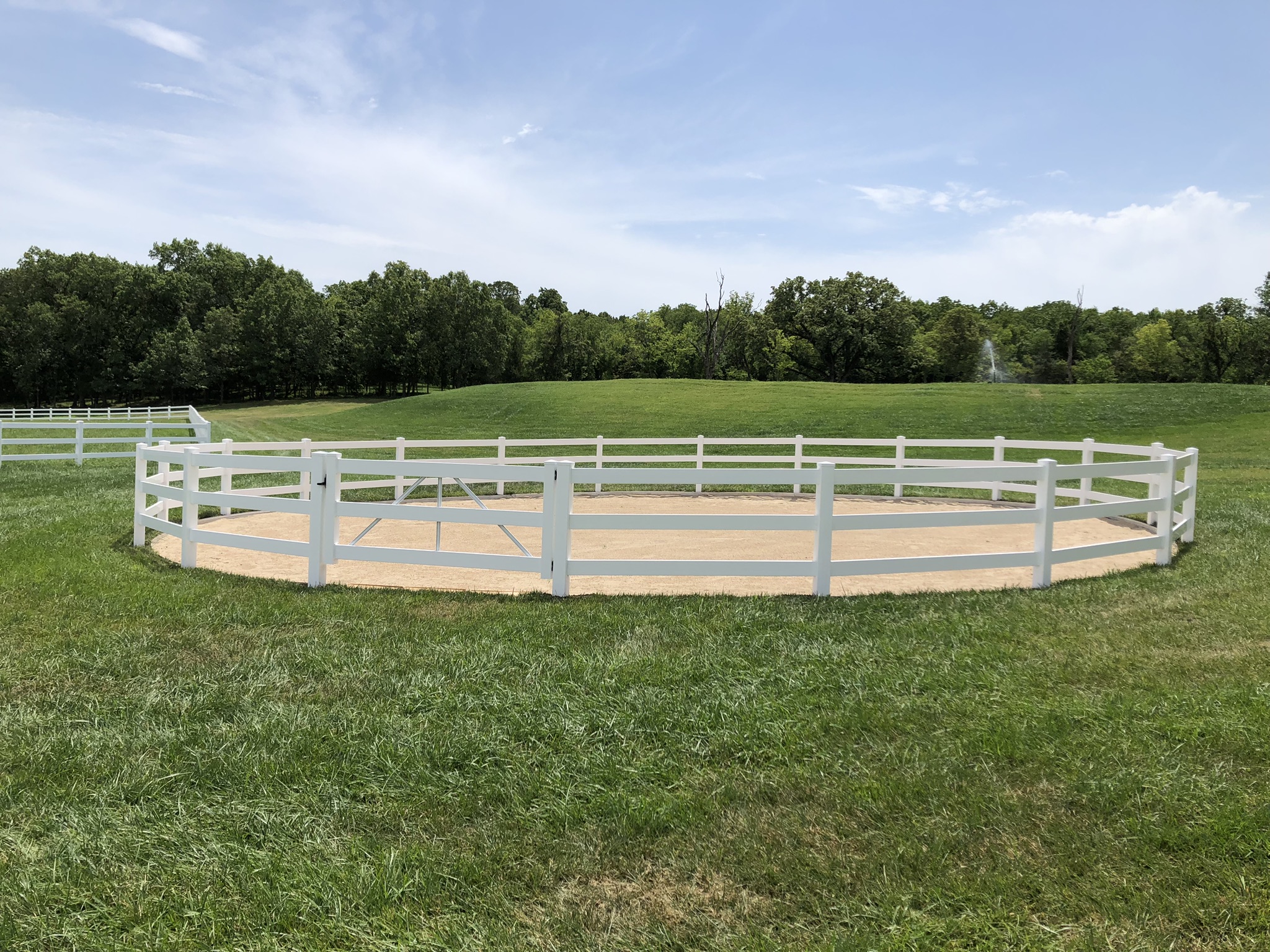Round pen at Hidden Timber Farm horse pasture boarding